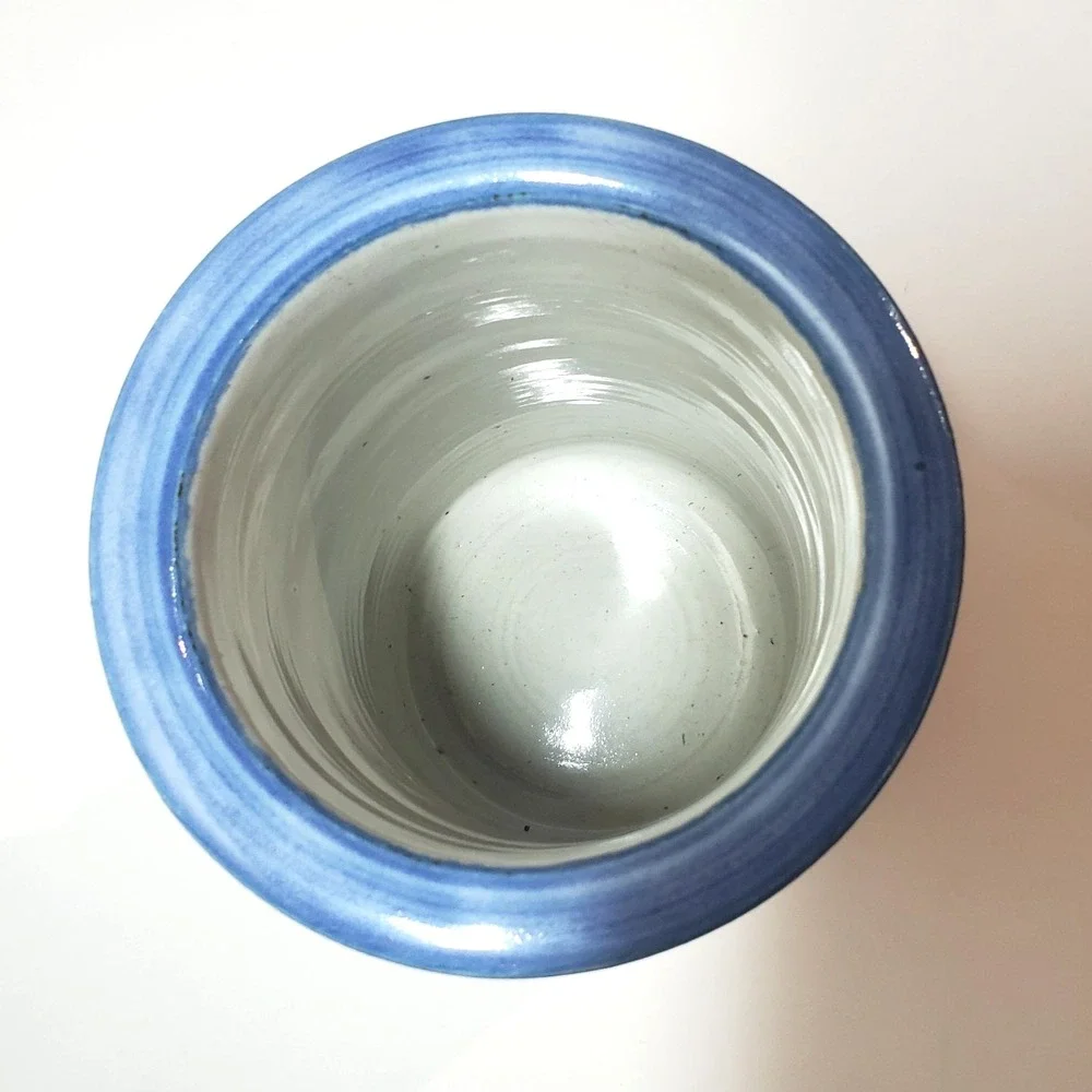 Pottery hand thrown utensil holder, white and blue, marked near base,‎ texture